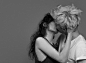 吻|来自德国的摄影师Ben Lamberty无意中拍摄到一张夫妇接吻的照片，他觉得这张照片非常酷，于是决定拍摄以亲吻为主题的系列作品。这一系列作品被刊登在2013年12月的德国时代杂志，这组接吻照片也被配上了浪漫的背景音乐，来自披头士乐队1967年的作品《All you need is Love》。http://t.cn/RPXMMVy