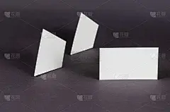 灰色竹杠上白色四边形的抽象几何构图