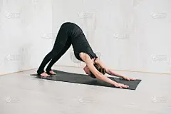 年轻美丽的女人练习瑜伽和体操。健康的概念。班级单项运动。