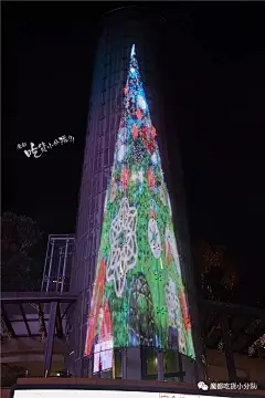 行走的表情包，带你看魔都圣诞树的另类画风