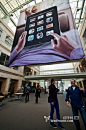 在苹果总部内的中庭里悬挂着大型横幅广告，广告内容经常更换，多是苹果公司最新推出的产品。
