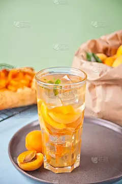 夏日冷饮自制杏柠檬冰茶，配冰块和薄荷