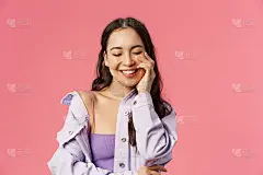 生活方式，时尚和美丽的概念。特写的快乐，可爱的年轻亚洲女人闭上眼睛，享受一天，开心地笑，触摸干净的皮