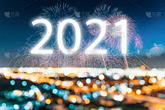 2021年新年庆祝背景概念，节日快乐的新年庆祝背景与烟花和城市照明光散克。周年纪念活动背景及装饰小旗