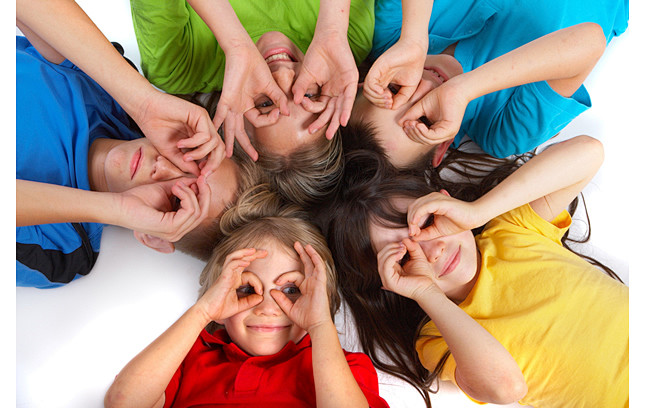 一群仰望天空的小孩