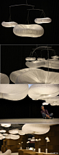 加拿大molo设计工作室的“云灯”，造型犹如大自然中的云团，柔软飘忽。
