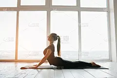 年轻美丽的女人练习瑜伽和体操。健康的概念。班级单项运动。