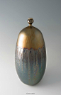 #艺术第二自然#来自于日本出生的美国陶艺家宫村秀明，他最出名的就是其独特的彩虹色釉料，同时还包括一个引人注目的金釉。他的许多的灵感来自于十二、十三13世纪中国寺院里用的釉茶碗。