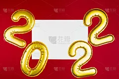 新2022年。金色的数字，白色的纸，红色的空白