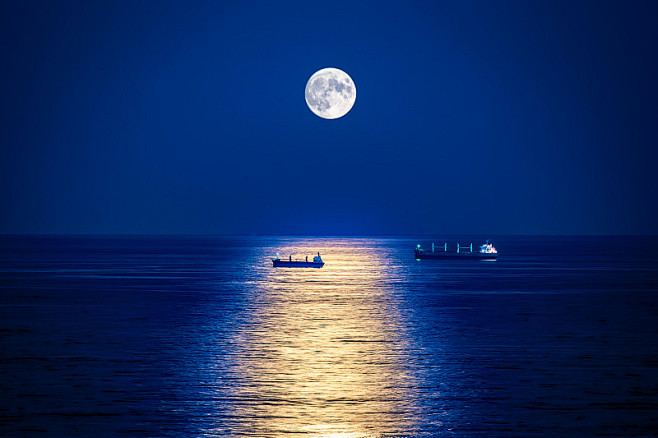 晚上月亮下的海景图片素材