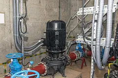 为企业消防系统供水的带管路、阀门的水离心泵。