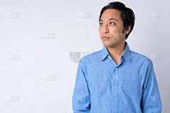 日本商人在白色背景下思考的肖像