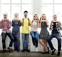 多样性潮人朋友框架持有概念