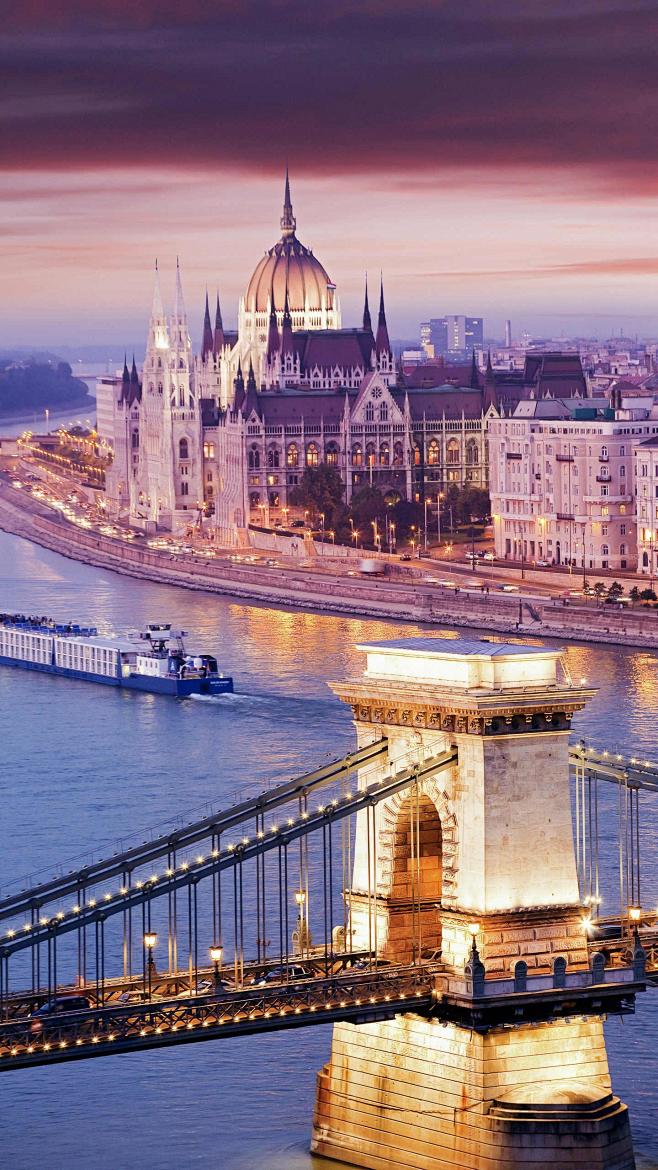 匈牙利，布达佩斯，在著名的链子桥上望着平...