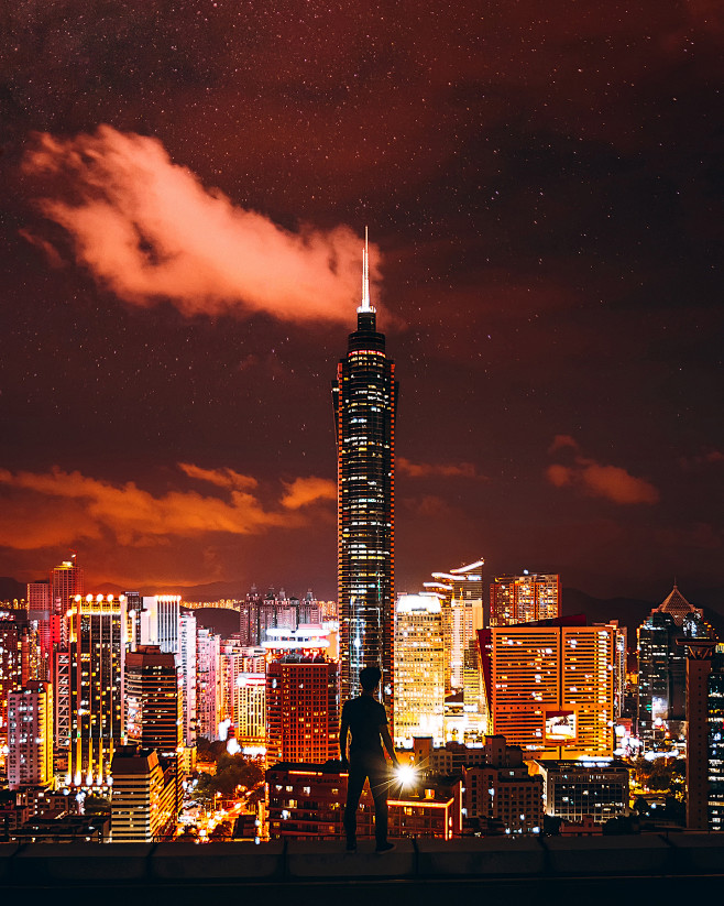 你在放荡的孤独中闪着光。——三岛由纪夫