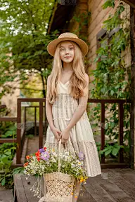 带着一篮五颜六色的野花的少女在乡间度假