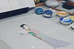 静静地，她们开的很好；
沁在花香中，绕过多少烦恼；
暖暖的中黄，淡淡的梅粉，轻轻朝你微笑；
深绿、浅绿、花白绿，群青、粉紫与白群；
案前一切在向你问好。
 ​​​​