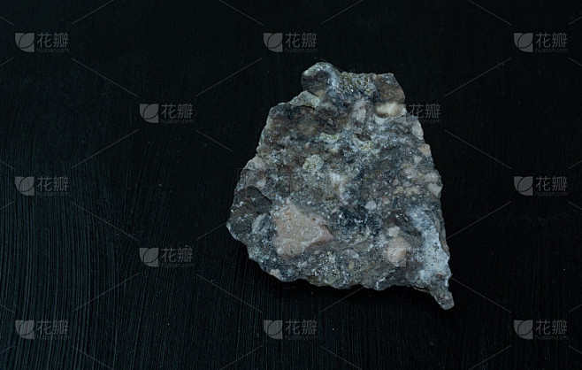 从摩洛哥钒铅矿。黑色背景上的天然矿物石头。矿物学，地质学，石头的魔力，半宝石和矿物样品。特写宏观照片