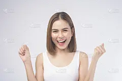年轻微笑的女人在白色背景的工作室，牙齿保健和牙齿矫正的概念。
