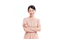 年轻女人双手抱胸半身照
