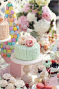 冰激淋色 花朵装饰的翻糖蛋糕