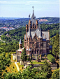 Schloss Drachenburg，中文翻译过来就是龙山城堡。它其实是一个城堡风格的建成于19世纪的私人别墅 。 位于 波恩附近的一个小城市 Königswinter。