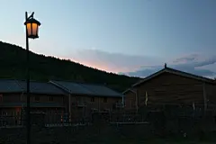 这里天亮的特别早，早上三点钟天就亮了，淡淡的雾笼罩了整个的江边，给人一种神秘的感觉，我赶紧起床背着相机，拿上三角架去找位置拍日出。整个的早上在雾中期待的太阳早早的出来。,tianma