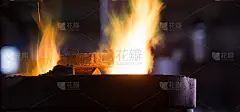 钢铁工人在某工业的防护服扒炉中