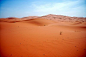 撒哈拉沙漠是世界最大的沙漠，几乎占满非洲北部全部。东西约长4,800公里，南北在1,300～1,900公里之间，总面积约8,600,000平方公里。撒哈拉沙漠西濒大西洋，北临阿特拉斯山脉和地中海，东为红海，南为萨赫勒一个半沙漠乾草原的过渡区。