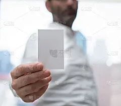 手持空白白卡模型。普通名片模拟模板持有臂。塑料信用卡显示正面。检查胶印卡设计。商业品牌。