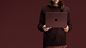 身穿酒红色针织衫的人站立着，手持深酒红色打开着的 Surface Laptop 2_产品展示-笔记本/平板 _Notebook Product Angle采下来 #率叶插件，让花瓣网更好用#