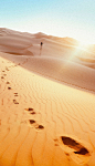 沙漠中行走的人海报背景