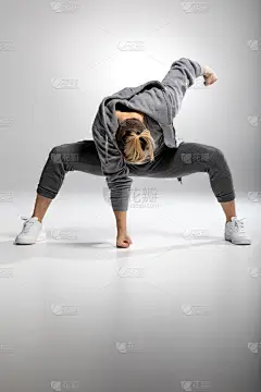 构成的年轻舞者