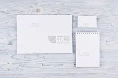 企业标识模板，文具在柔和的浅蓝色木板上。模拟品牌，图形设计师的演示和作品集。