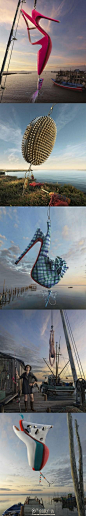 今年Christian Louboutin的广告非常具有#创意#，所有的高跟鞋都变成了性感魅惑的“鱼饵”，看上去好像是给美人鱼准备的礼物一样，充分展示了“红底鞋”的非凡魅力~