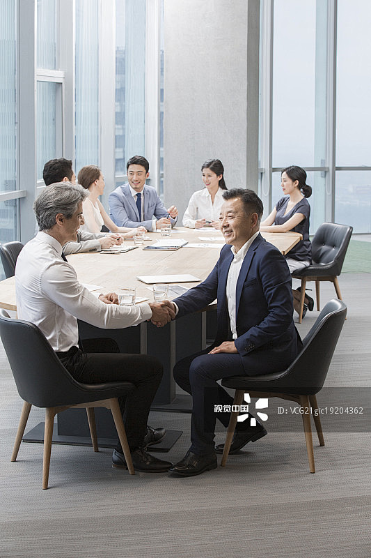 商务人士在会议室开会图片素材