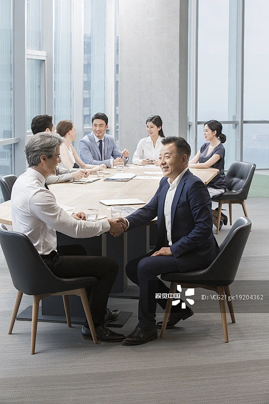 商务人士在会议室开会图片素材-花瓣网