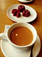 用料  
立顿红茶 一包
饮用水 200ml
三花全脂淡奶 40ml
蜂蜜或者白糖 适量
炼奶	少许

丝袜奶茶的做法  
茶包入茶杯，水煮沸，高冲入杯
盖住茶杯，焖2-3分钟
将茶包拿出，放在另一个空杯中，将满茶的杯快速冲撞入其中
如此步骤，重复6次，称为“撞茶
茶撞好后，淡奶装入其中一个空杯，将红茶快速冲入淡奶内
加入炼奶、蜂蜜调味
小贴士

丝袜奶茶，就是大家司空见惯但并不常喝到的港式奶茶。要想做得正宗，首先，红茶最好选锡兰的，因家中没有，只好退而求其次，不过味道还算不错； 
其二，淡奶和茶水的比例