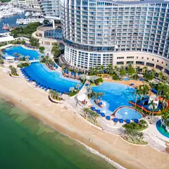 大梅沙京基喜来登度假酒店

酒店紧挨着的阳光泳池区、观海泳池区以及动感泳池区各有特色，满足不同人群多样的使用需求。