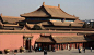 中国古典建筑的“八大”元素之五坡屋顶
在中国，坡屋顶几乎是传统建筑的代名词，在传统建筑中占有举足轻重的地位，传统的坡屋顶造型设计，会使宫殿、庙宇等宫殿建筑产生雄浑、挺拔、高崇、飞动和飘逸的独特韵律，也会使民居建筑产生亲切、自然和温馨的感觉。　　坡屋顶有许多优点，比如节能，夏天聚热于顶部，冬天又不感觉室内冷。因为热气是往上跑的，坡顶可以聚热气于两坡交叉位；风也是往上跑的，因为风会通过低处的窗往上坡顶窗聚合(其实是和户外的风流聚合)，这样室内通风也会比较好；不积水，防水性能好。