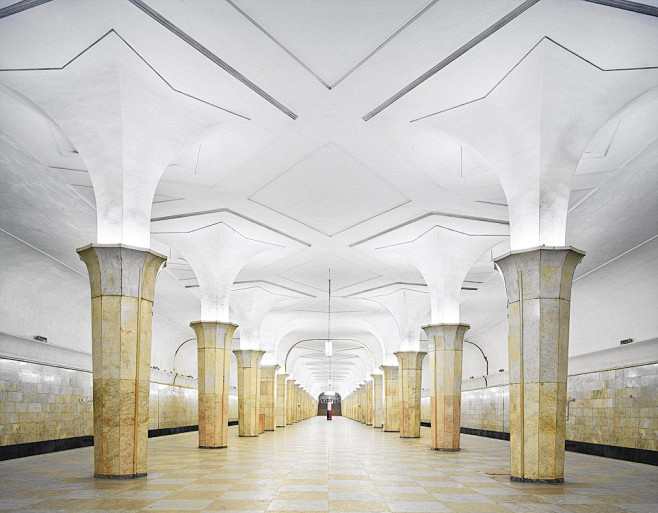 莫斯科地铁站：富丽堂皇如宫殿
