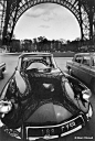《DS车头盖上倒映的埃菲尔铁塔，巴黎，1964年》，摄影：马克·吕布。