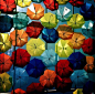 彩色雨伞位于葡萄牙Agueda的古老街道上。摄影师丨Patrícia Almeida。