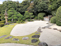 康国寺庭園 ― 沢玄丹作庭…島根県出雲市・雲州平田の庭園。 | 庭園情報メディア[おにわさん] : 康国寺庭園について 「大雲山 康國寺」（こうこくじ）は南北朝時代の1322年（元亨2年）に三光国師を開山として創建された臨済宗妙心寺派の寺院。江戸時代後期、7代目松江藩主で大名茶人としても有名な松平不昧公のお抱え庭師・沢玄丹により作庭された…