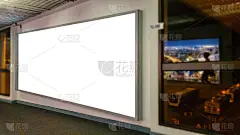 为你的文本信息或内容的复制空间的空白空白广告牌，广告模拟横幅在机场，公共信息板与大窗户玻璃机场的观点