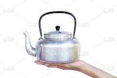 手持水壶孤立在白色背景与剪切路径。手持盛水或茶的银水壶。壶用热水煮茶、咖啡、奶粉等饮料。