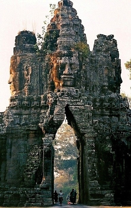 柬埔寨，吴哥南门，被历史抛弃了500年后...