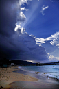 暴风雨前夕的三亚湾，阳光屈服在团团云层中。