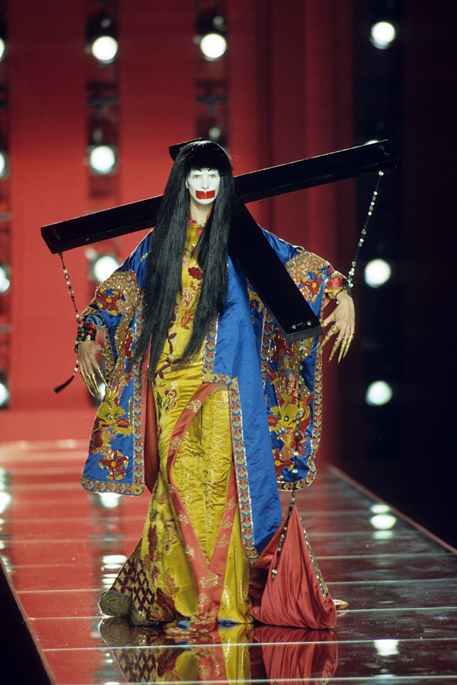 Christian Dior Fall 2000 Couture Fashion Show The complete Christian Dior Fall 2000 Couture fashion show now on Vogue Runway