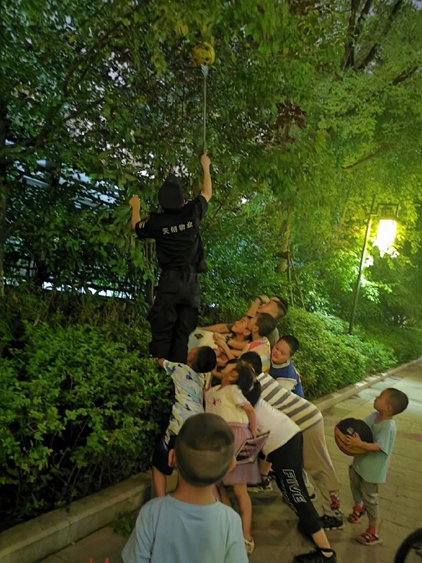 最近研究了街拍中的肖像权问题，这个照片就...